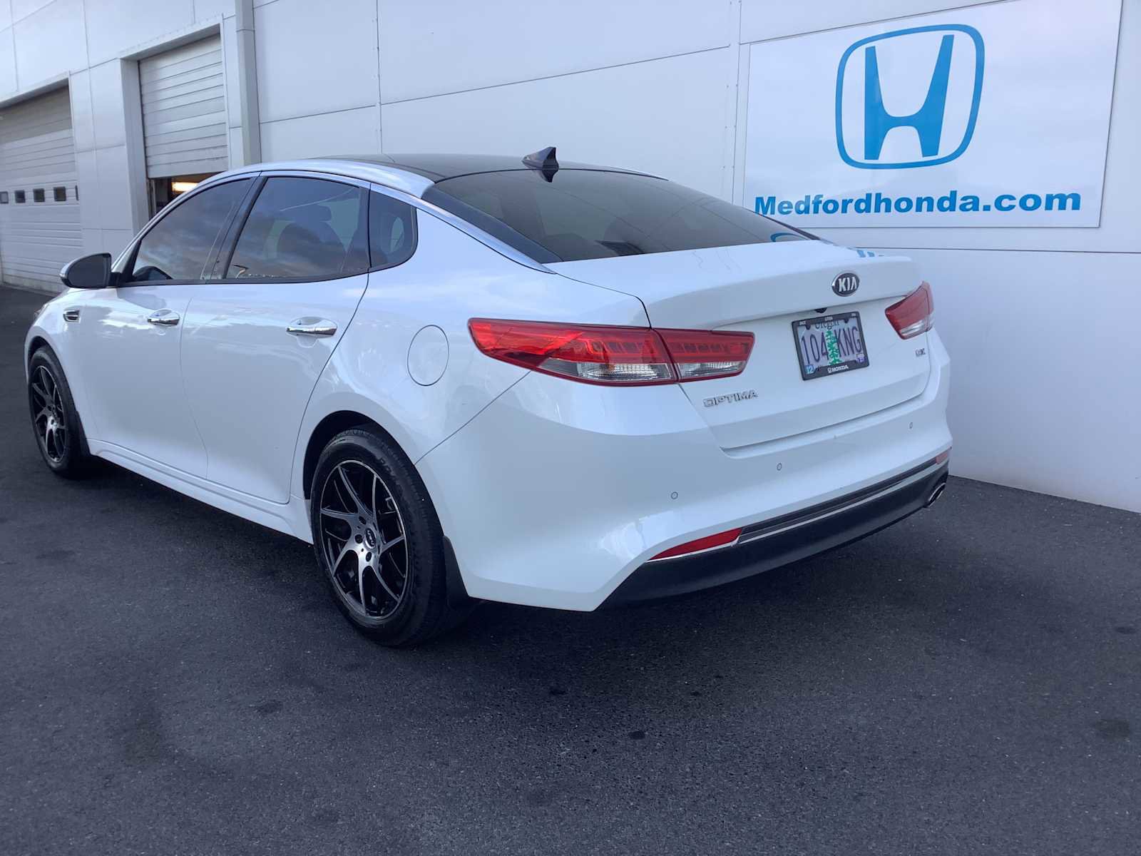 Used 2018 Kia Optima EX w/ Technology Package FWD image 4