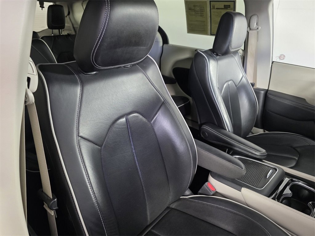 Used 2023 Chrysler Pacifica Limited image 35