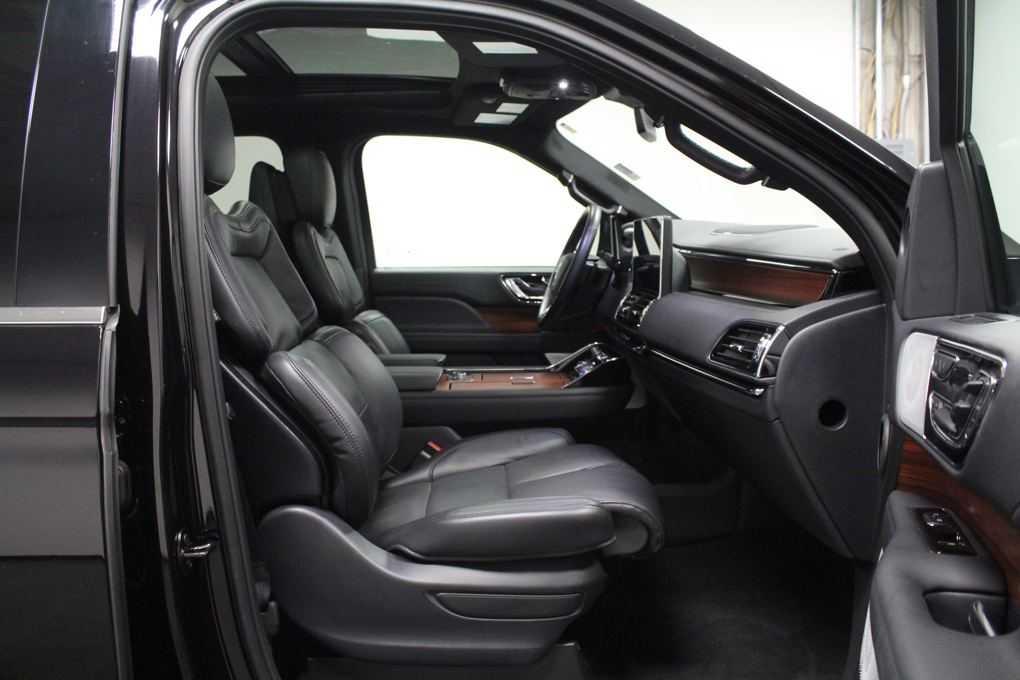 Used 2024 Lincoln Navigator Reserve image 17