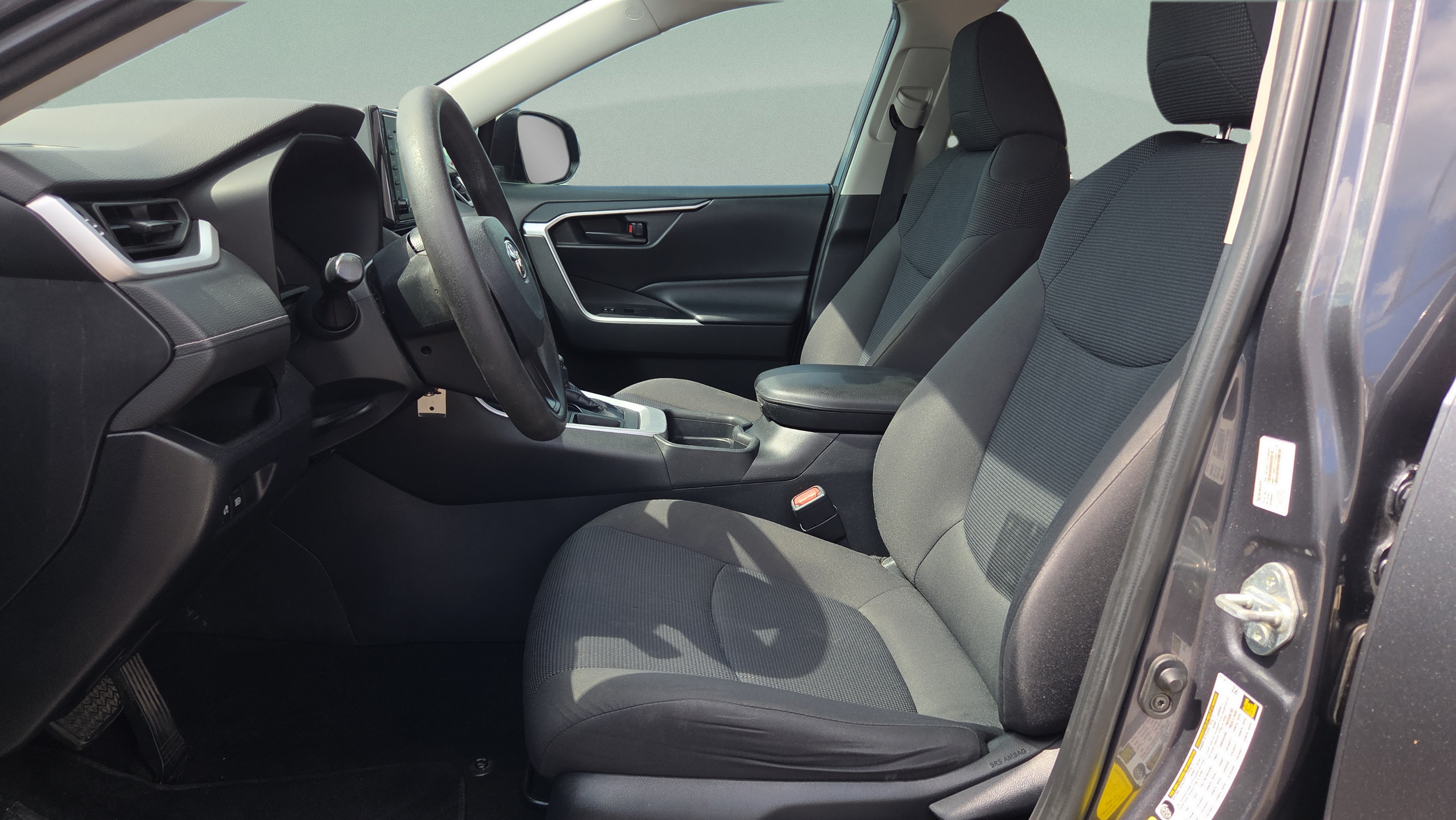 Used 2019 Toyota RAV4 LE FWD image 10