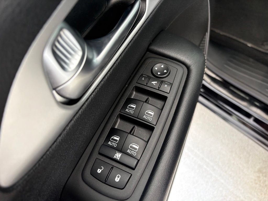 Used 2025 Chrysler Pacifica Limited FWD image 30