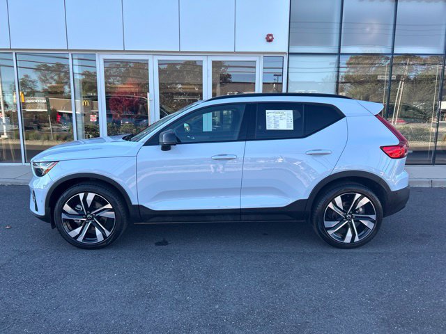Certified 2026 Volvo XC40 B5 Plus AWD/4WD image 2