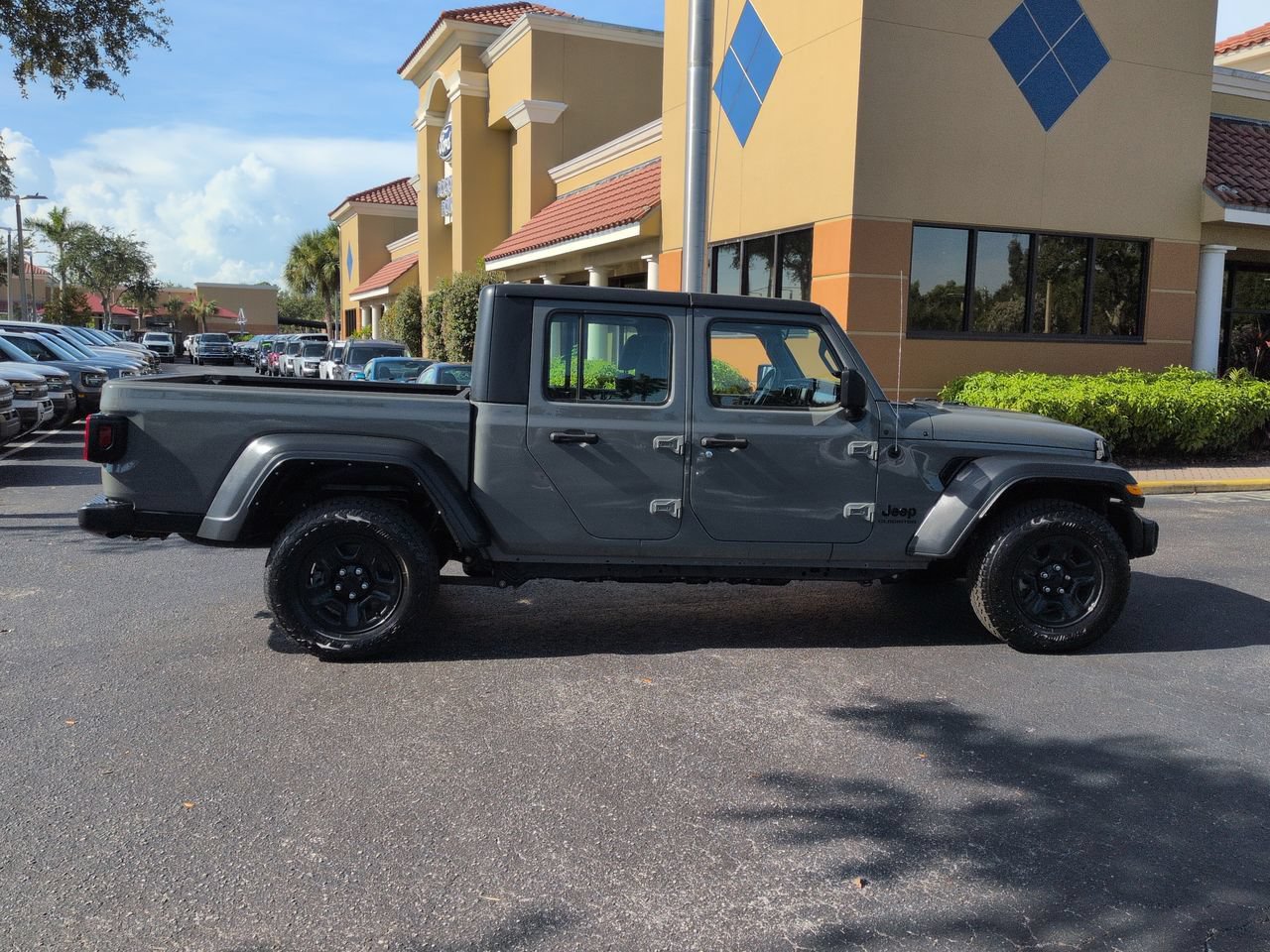 Used 2021 Jeep Gladiator Sport AWD/4WD image 3