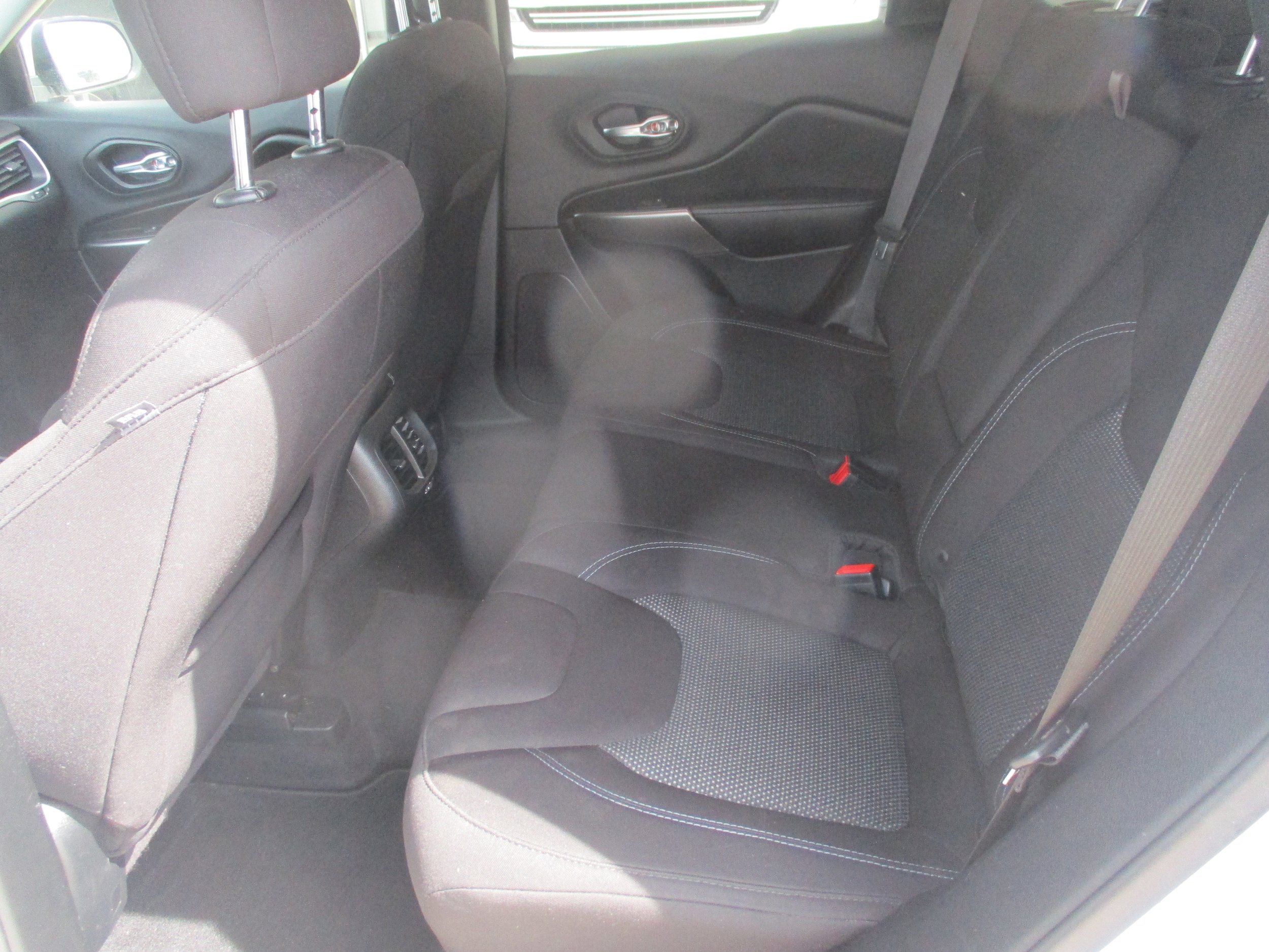 Used 2019 Jeep Cherokee Latitude w/ Popular Appearance Group FWD image 5