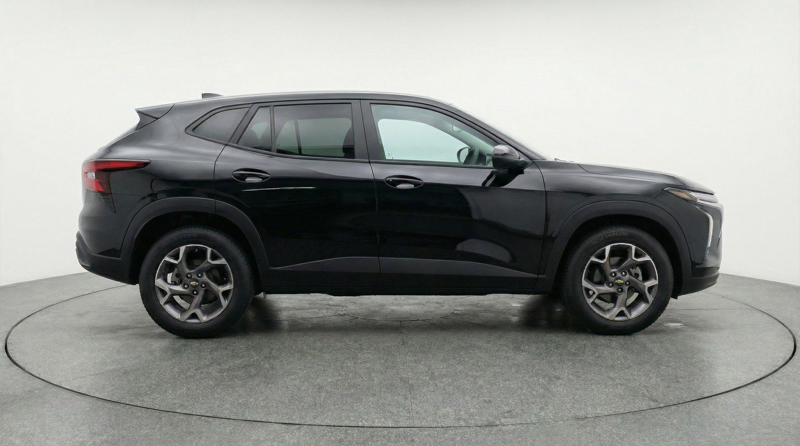 Used 2025 Chevrolet Trax LT FWD image 11