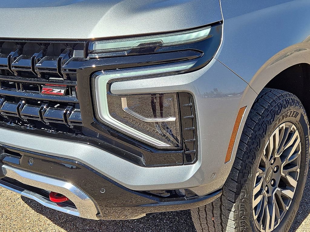 Used 2025 Chevrolet Suburban Z71 image 9