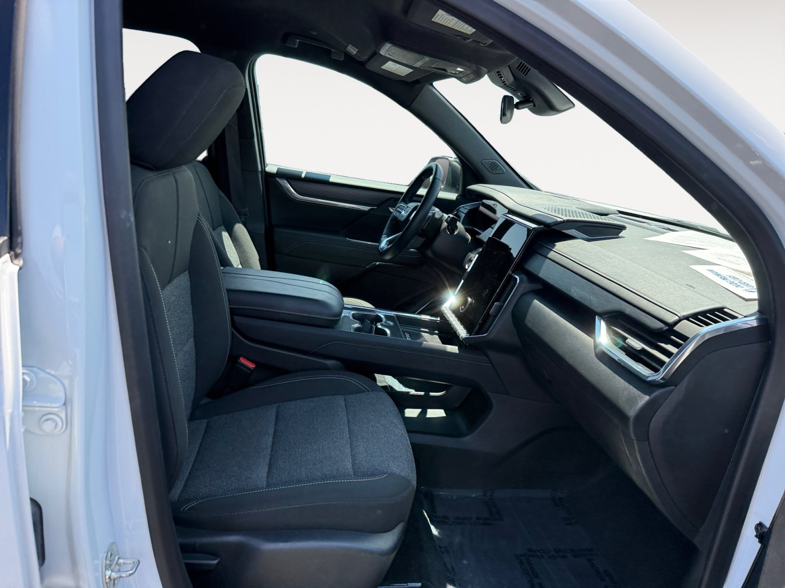 Used 2025 GMC Acadia Elevation AWD/4WD image 19