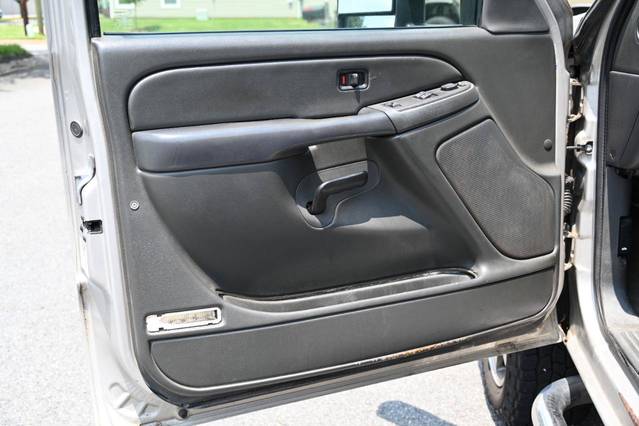 Used 2006 Chevrolet Silverado 2500 LT w/ Skid Plate Package AWD/4WD image 17