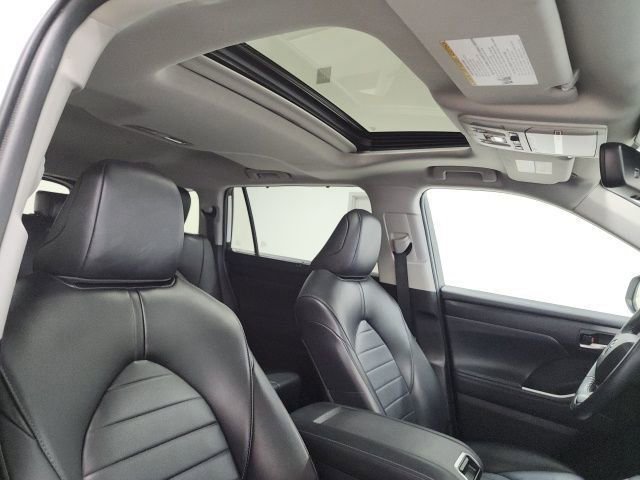 Used 2022 Toyota Highlander XLE image 6