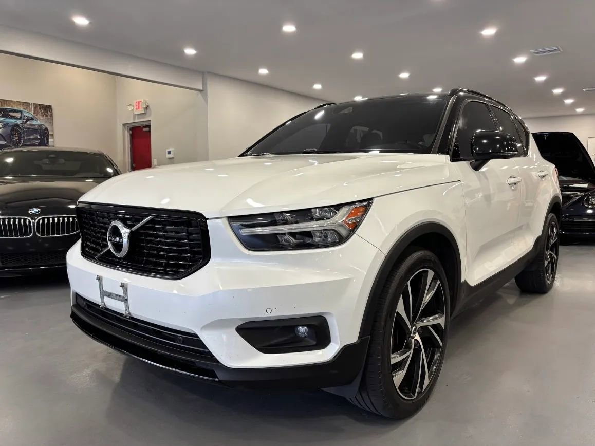 Used 2020 Volvo XC40 T4 R-Design FWD image 3