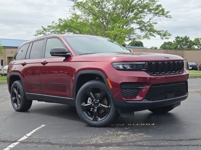 Used 2024 Jeep Grand Cherokee Altitude AWD/4WD image 2
