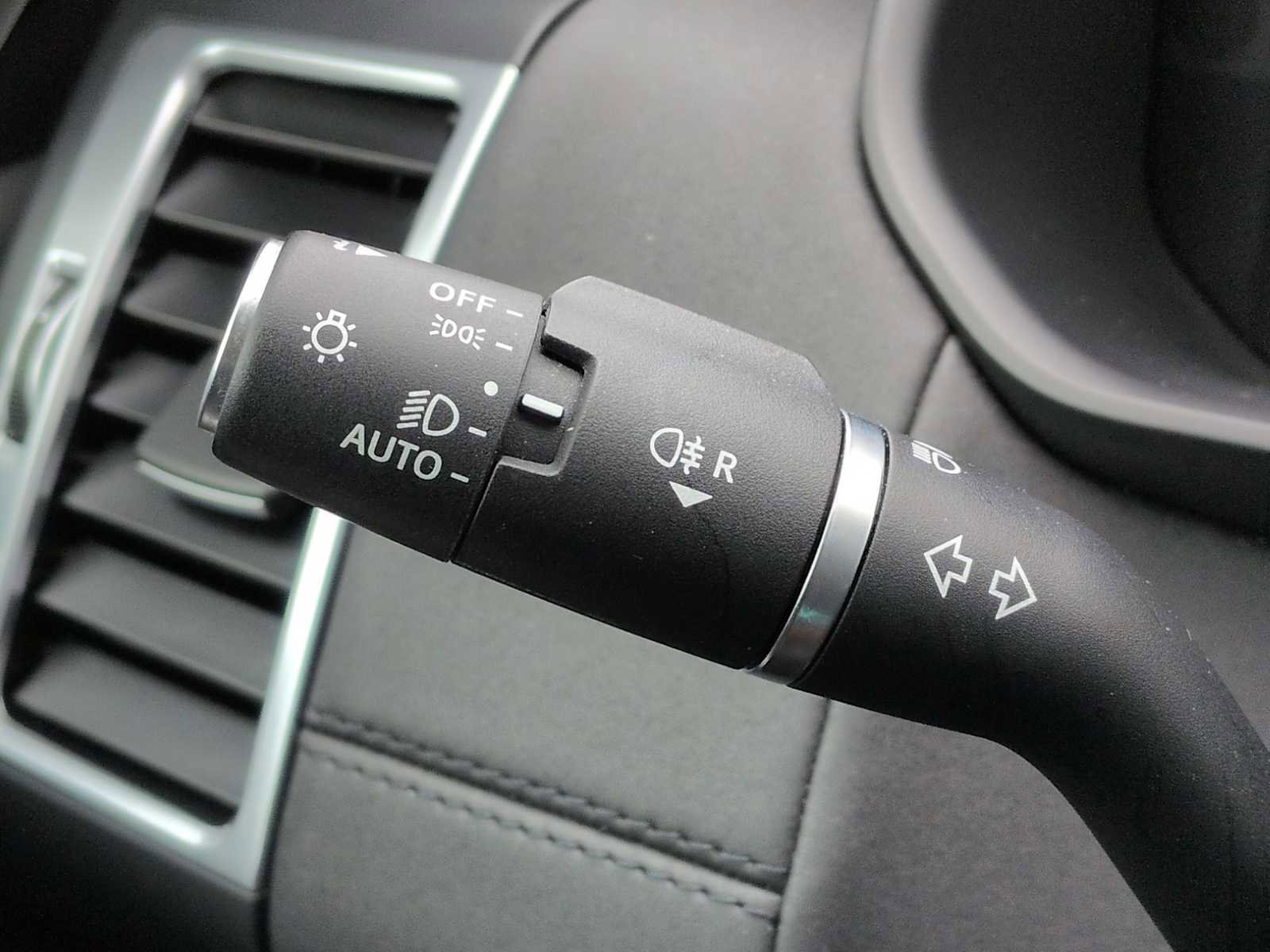 Used 2024 Land Rover Discovery S image 27