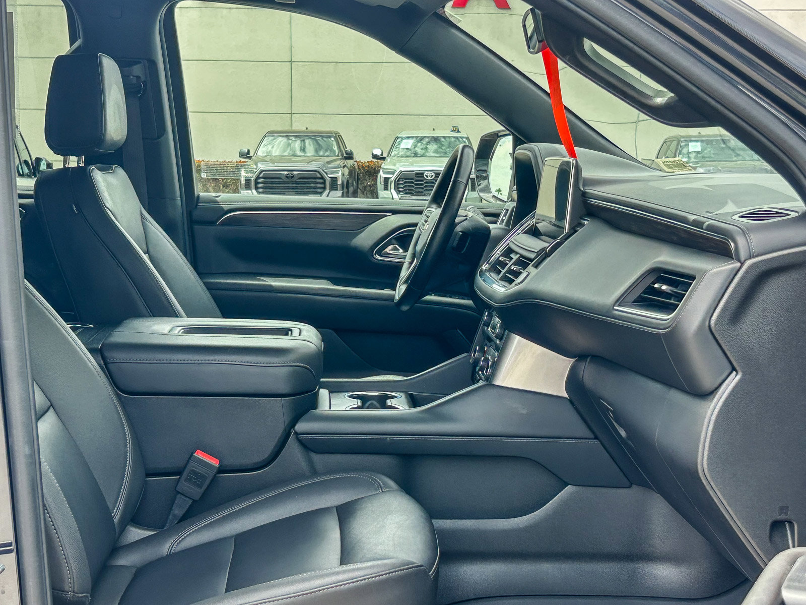 Used 2024 Chevrolet Suburban LT w/ Luxury Package image 16