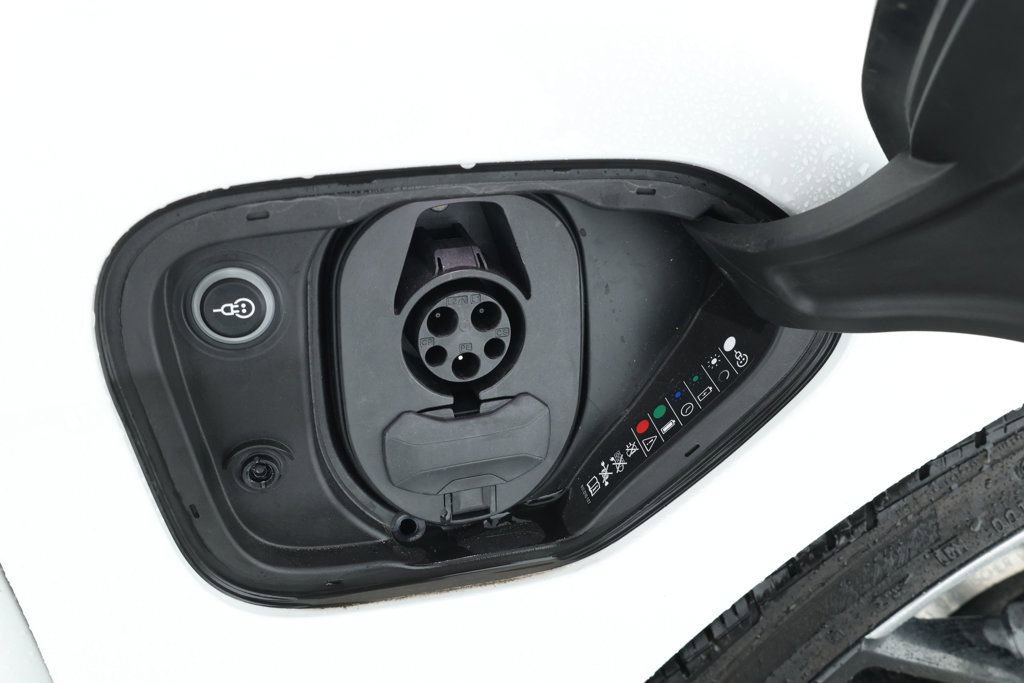 Used 2022 Porsche Taycan 4S image 26