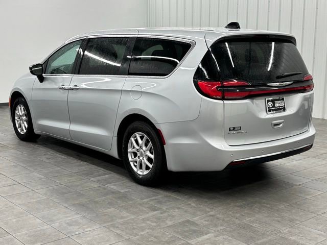 Used 2024 Chrysler Pacifica Touring-L image 4