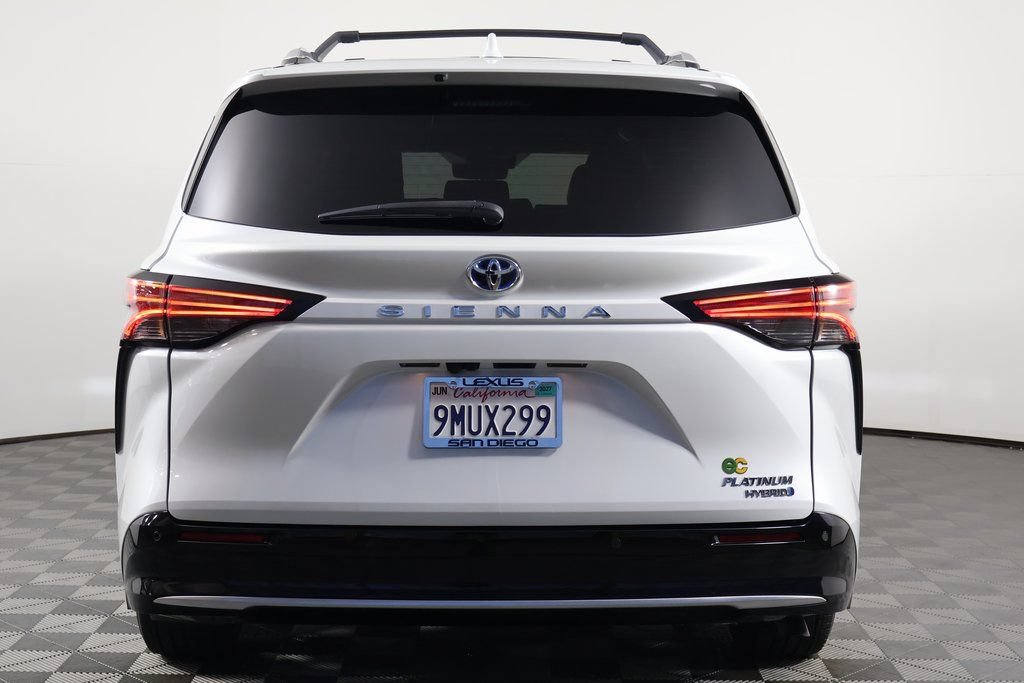 Used 2024 Toyota Sienna Platinum FWD image 5