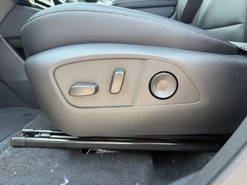 Used 2025 Chevrolet Traverse LT w/ Midnight/Sport Edition image 18