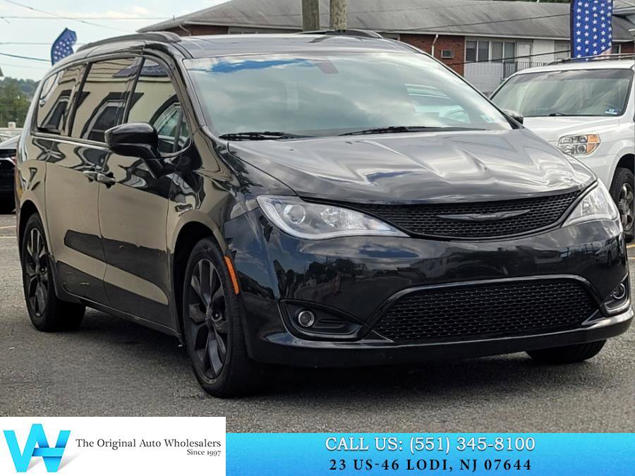 Used 2020 Chrysler Pacifica Touring-L Plus w/ S Appearance Package image 1