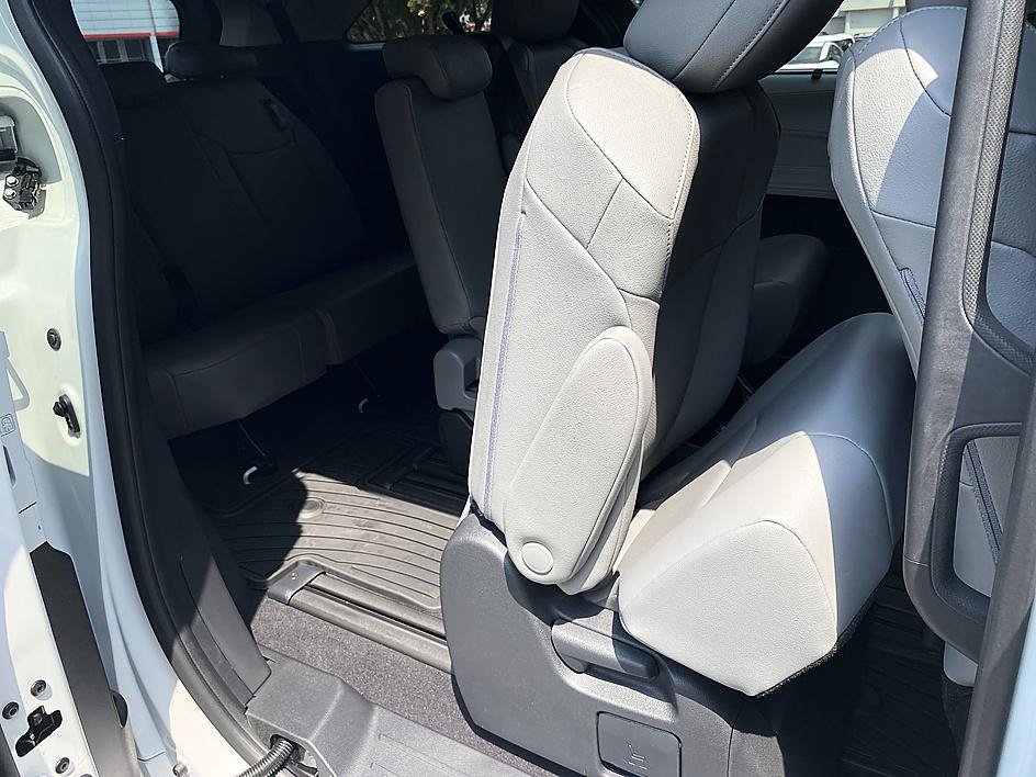 Certified 2026 Toyota Sienna XLE FWD image 33