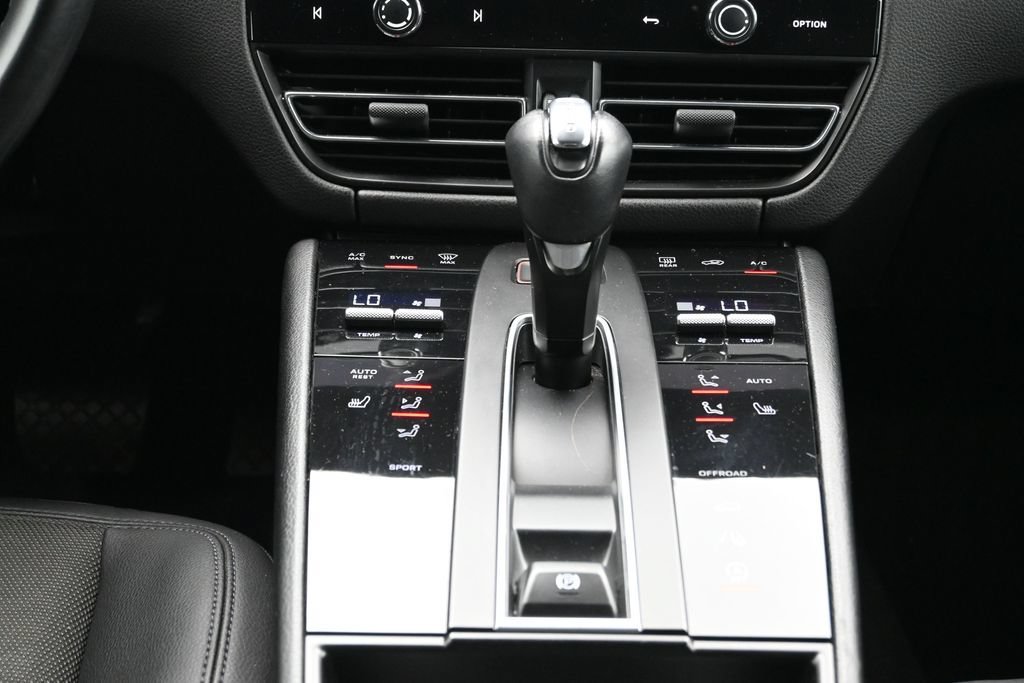Certified 2022 Porsche Macan AWD/4WD image 23