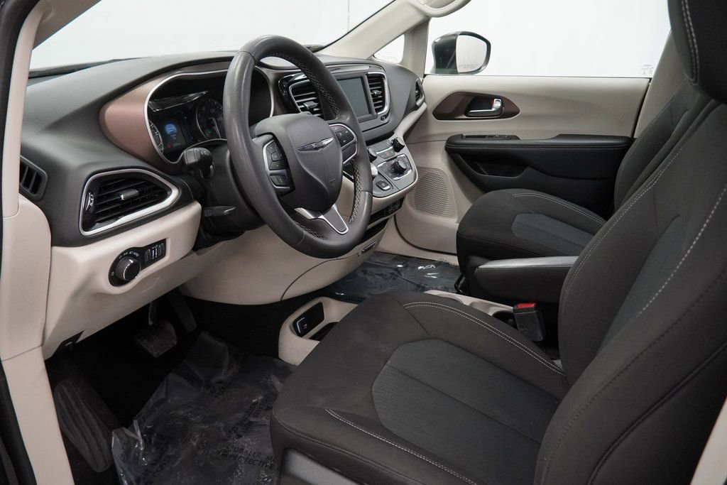 Used 2023 Chrysler Voyager LX image 19