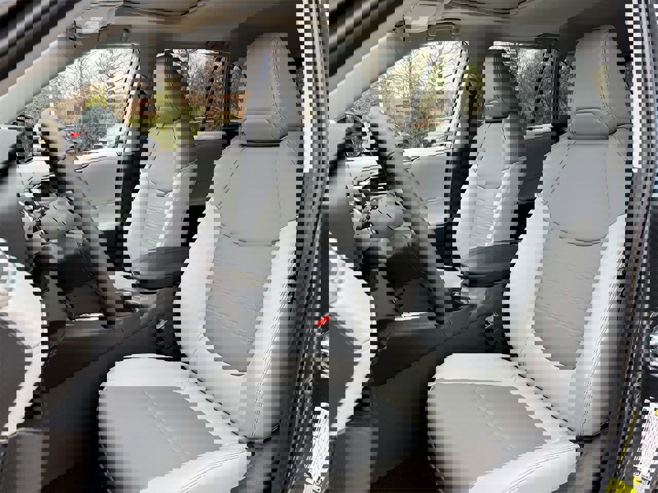 Used 2025 Toyota RAV4 XLE Premium image 25