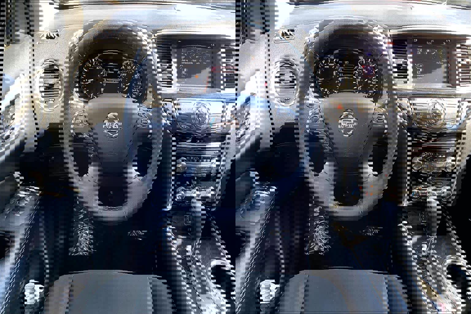 Used 2018 Nissan Pathfinder SV image 6