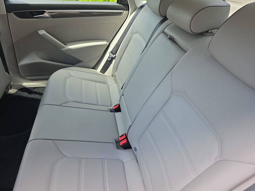 Used 2017 Volkswagen Passat 1.8T SE FWD image 17