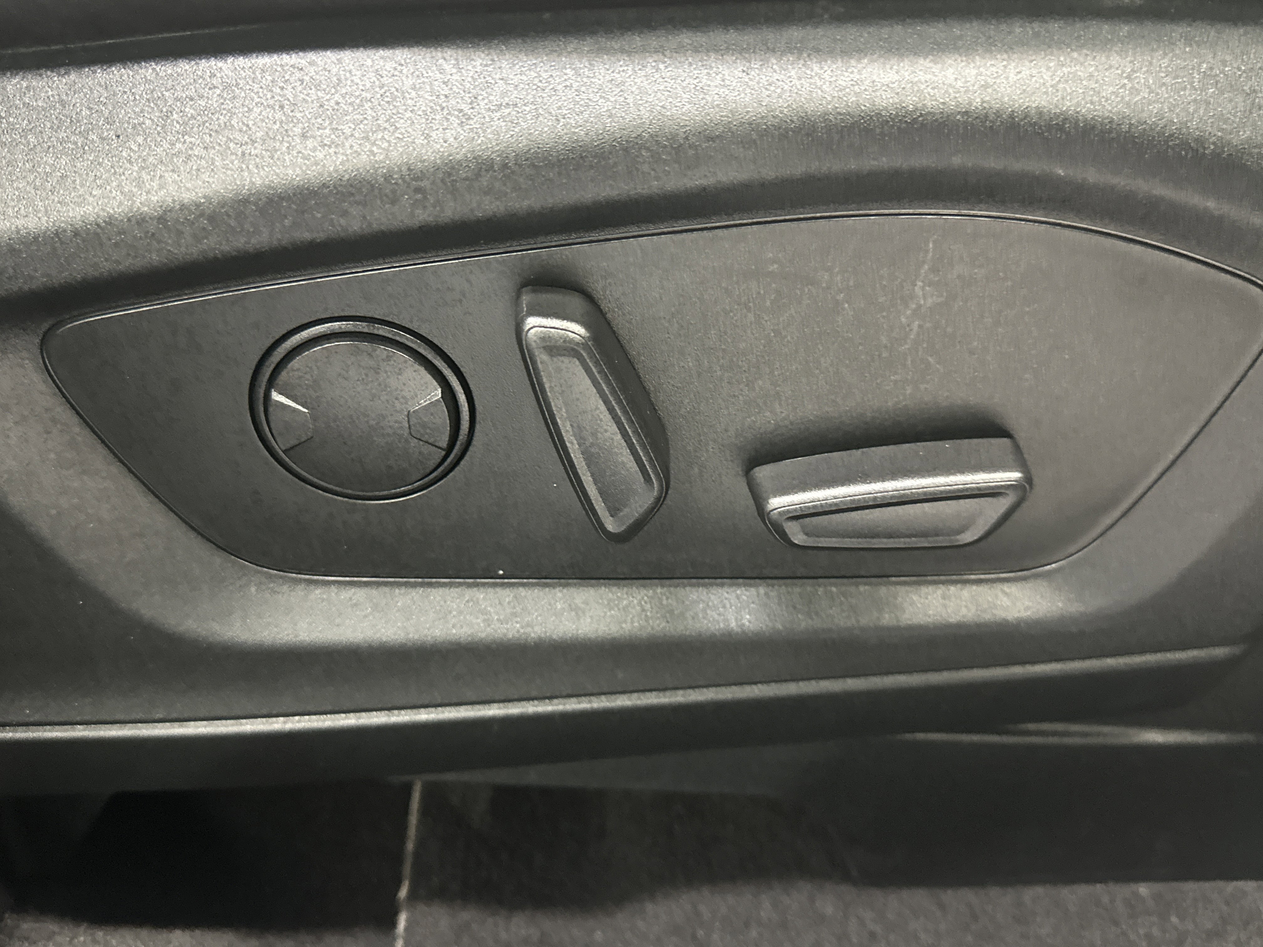 Certified 2022 Ford Explorer XLT w/ Equipment Group 202A image 25