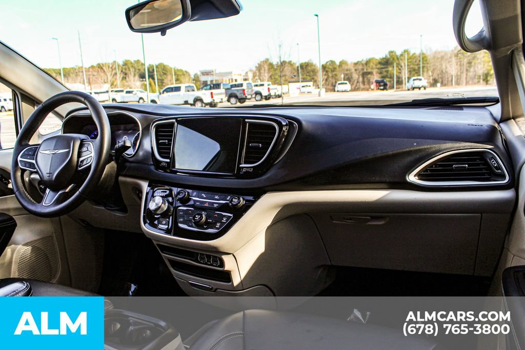 Used 2023 Chrysler Pacifica Touring-L image 27