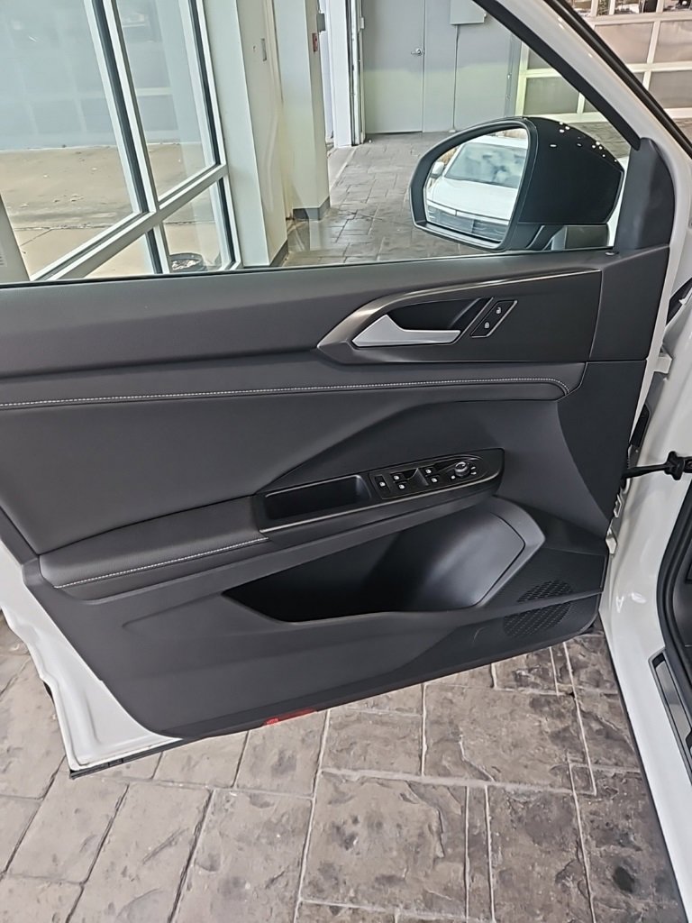 Used 2025 Volkswagen Taos SE image 25