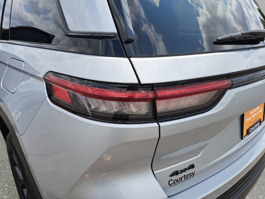 Certified 2025 Jeep Grand Cherokee Altitude AWD/4WD image 34