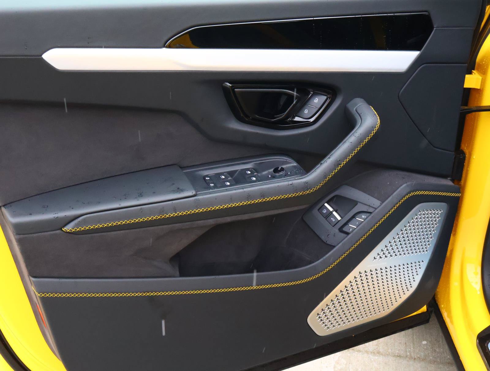 Used 2025 Lamborghini Urus SE AWD/4WD image 16