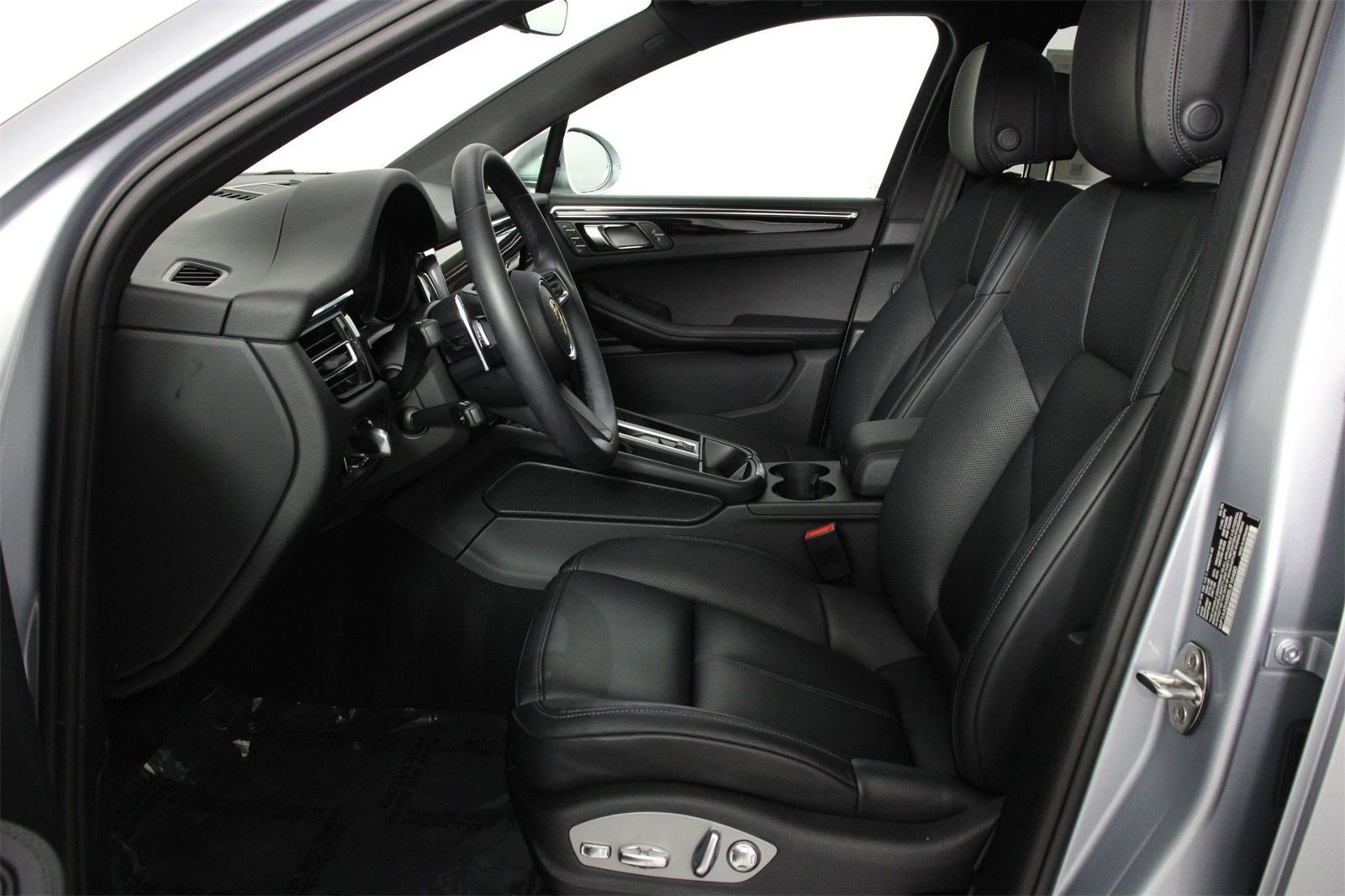 Used 2025 Porsche Macan image 5