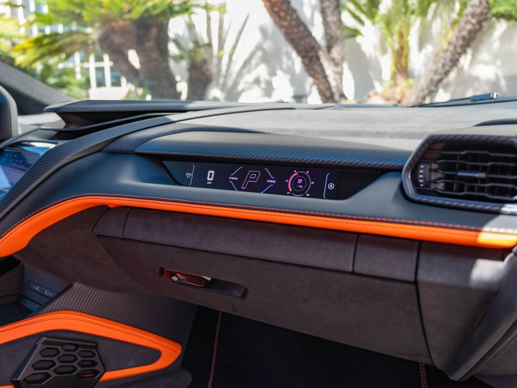 Used 2025 Lamborghini Revuelto image 22