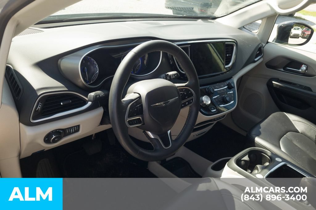 Used 2024 Chrysler Pacifica Touring-L FWD image 5