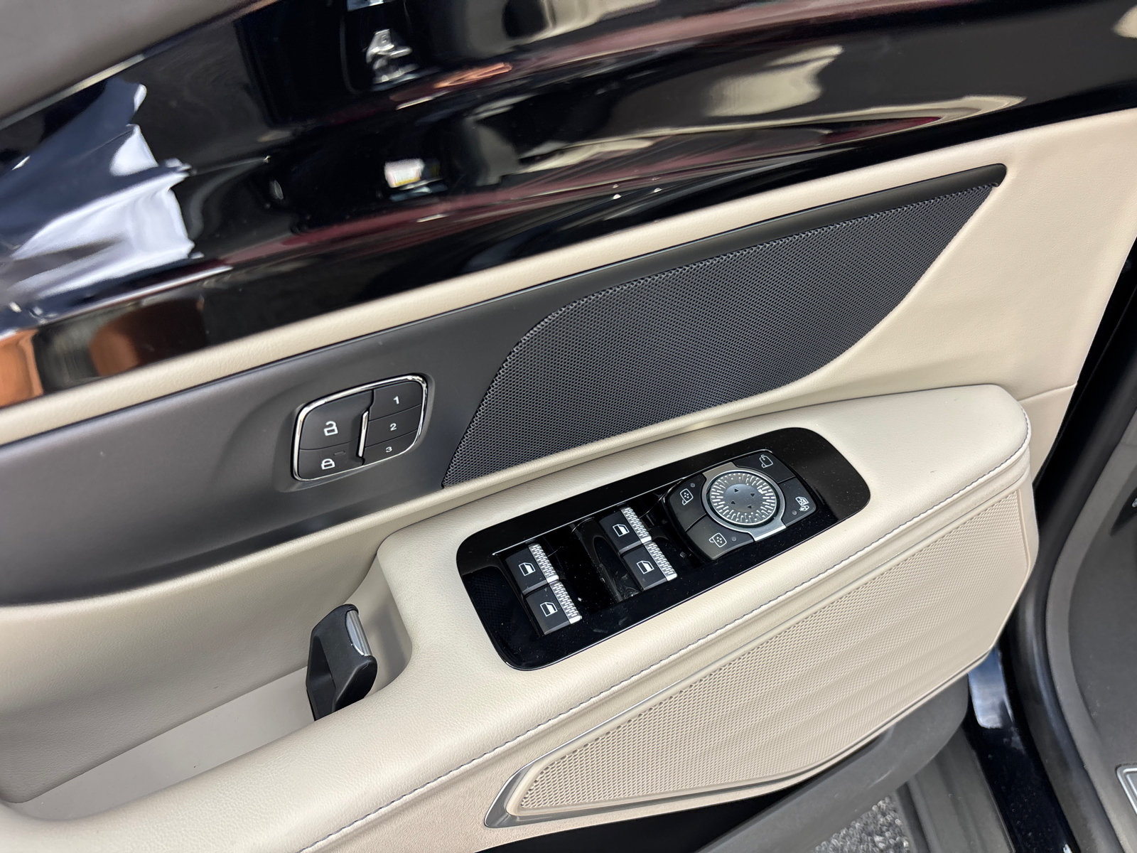 Used 2025 Lincoln Nautilus Premier AWD/4WD image 12