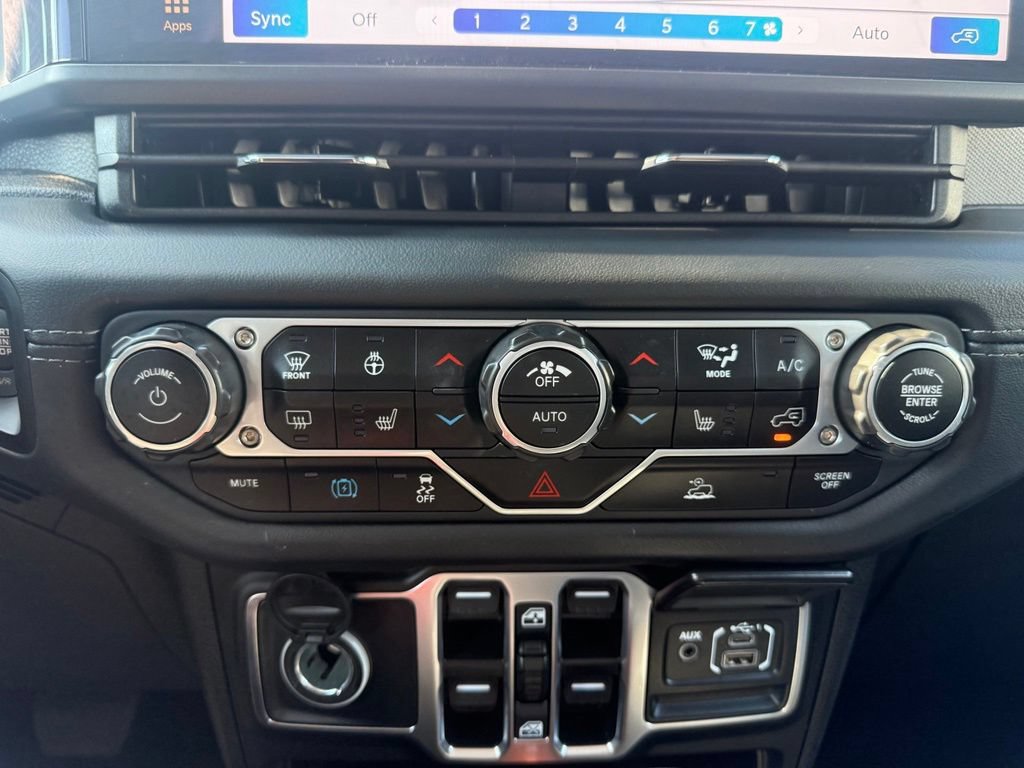 Used 2025 Jeep Wrangler Unlimited Sahara AWD/4WD image 24