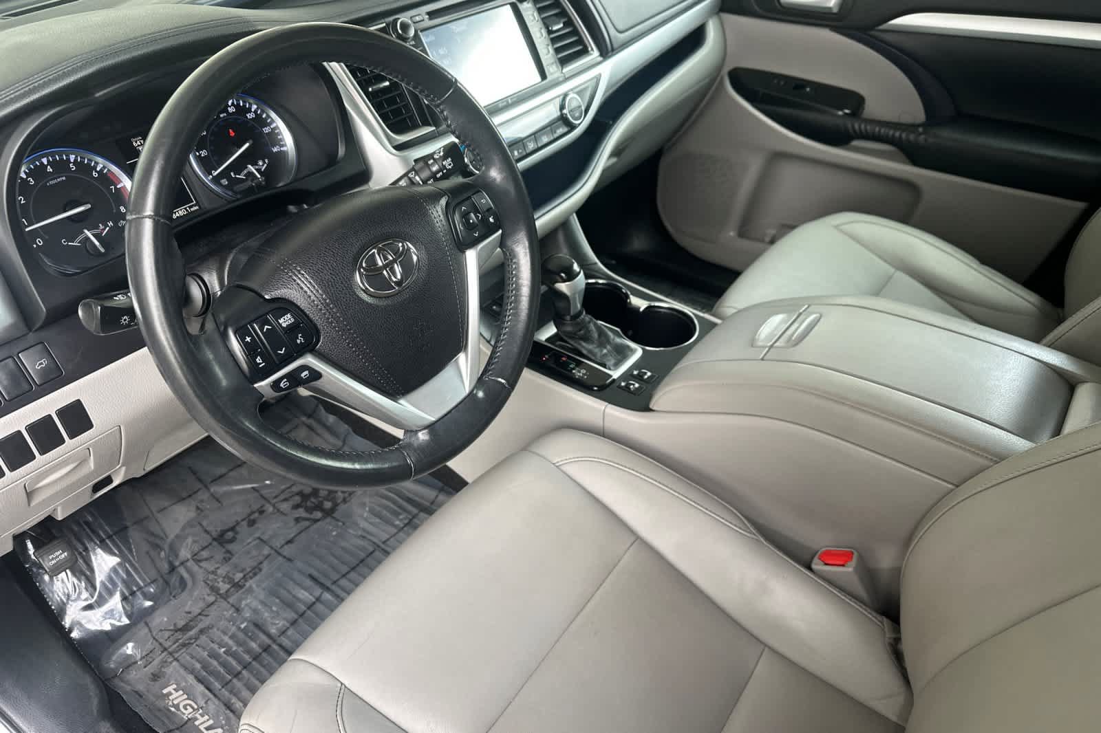 Used 2015 Toyota Highlander XLE AWD/4WD image 11