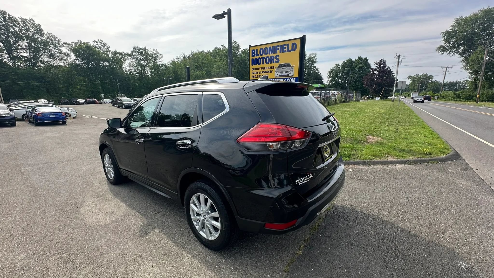 Used 2017 Nissan Rogue SV AWD/4WD image 7