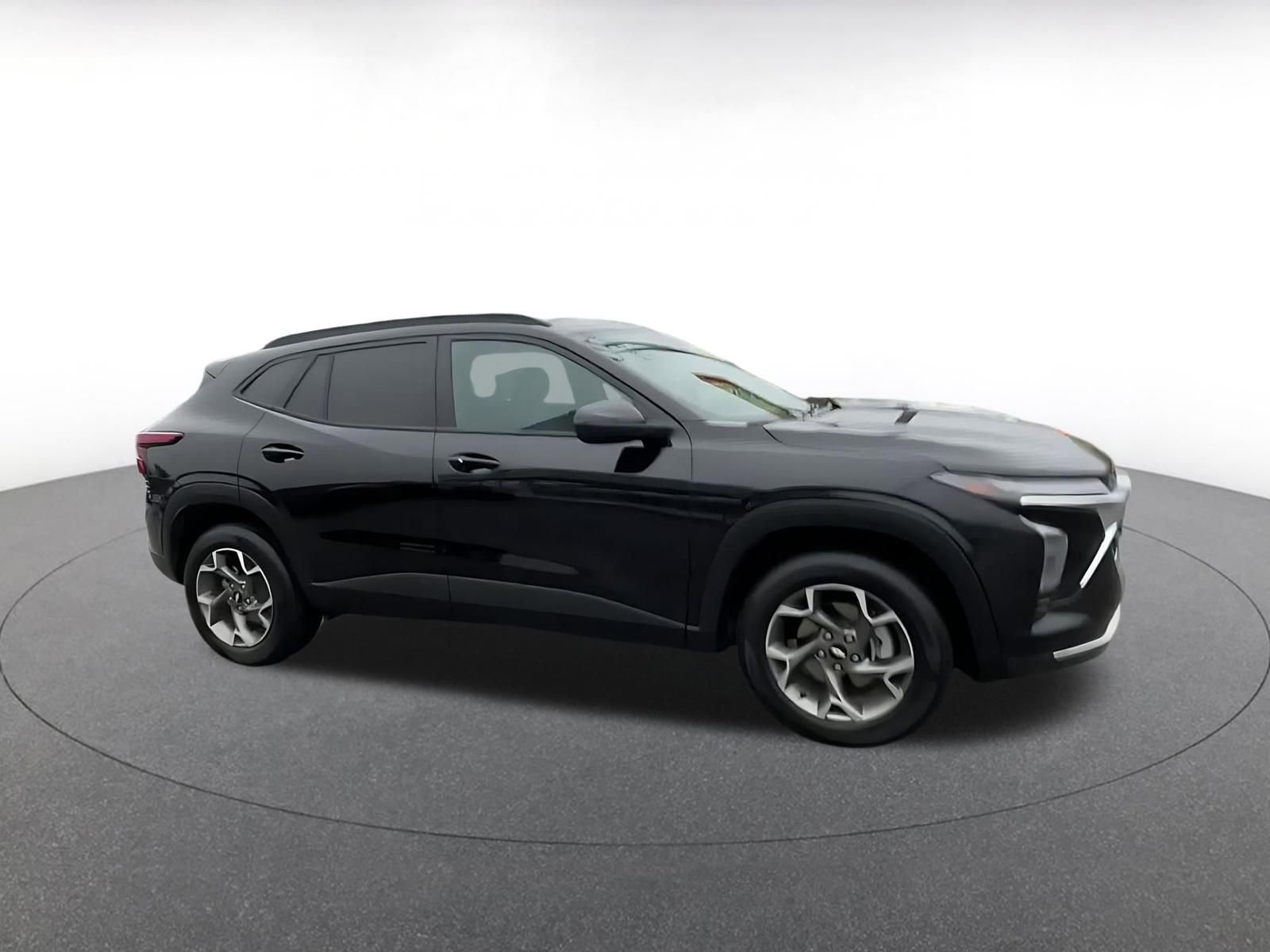 Used 2025 Chevrolet Trax LT w/ LT Convenience Package image 2