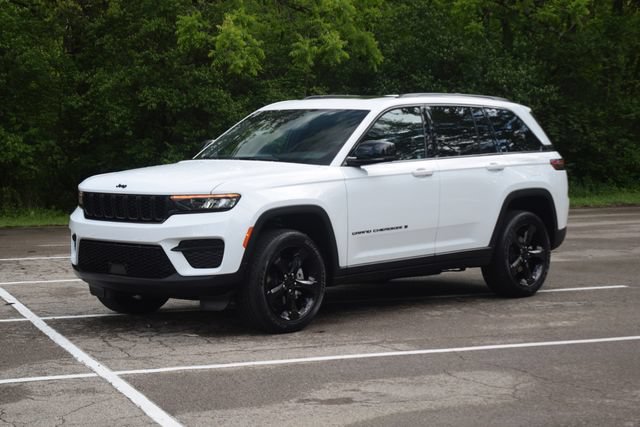 Used 2024 Jeep Grand Cherokee Altitude AWD/4WD image 22