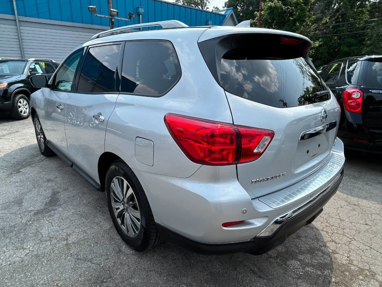 Used 2019 Nissan Pathfinder SL image 9