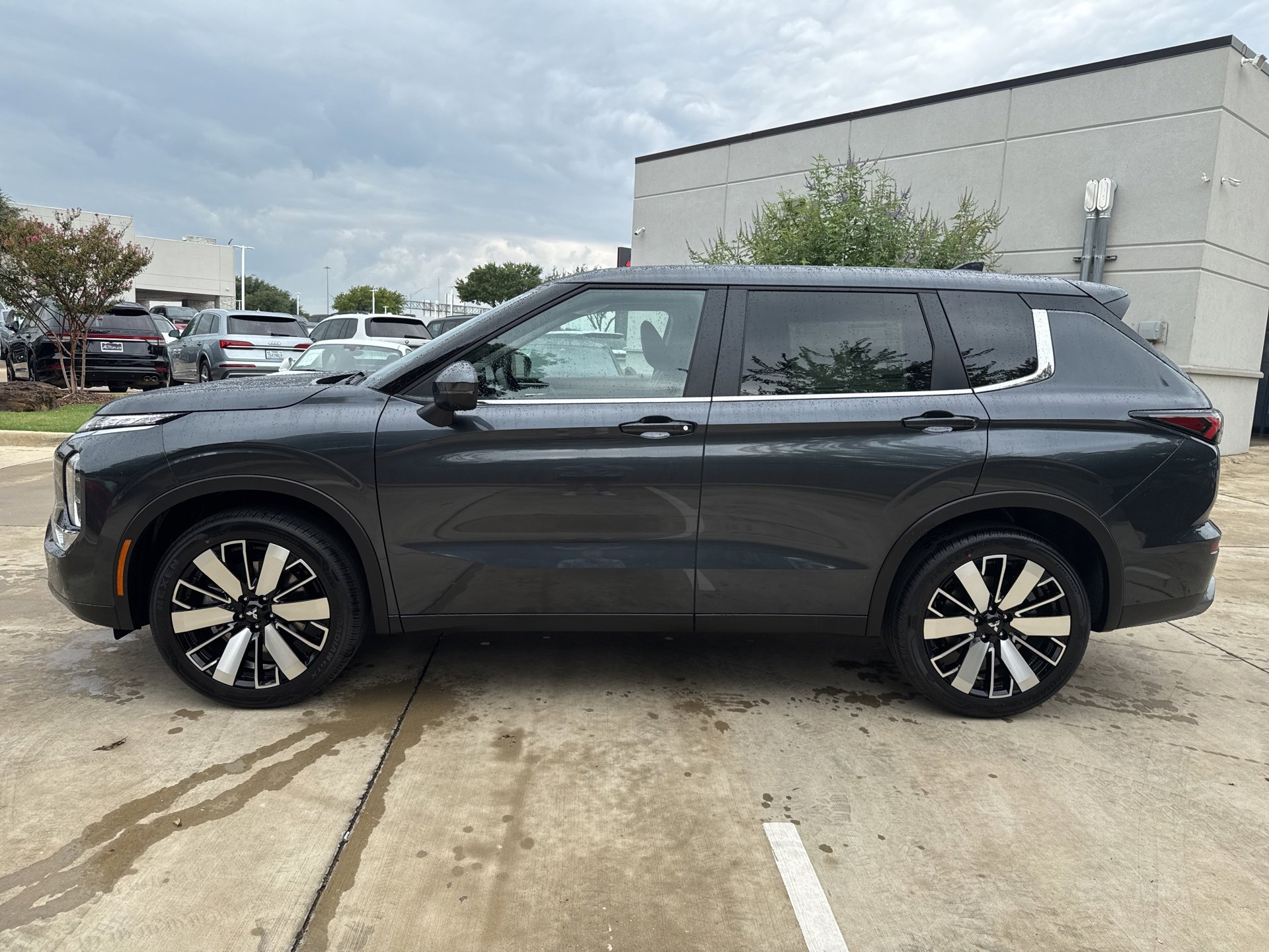 New 2025 Mitsubishi Outlander SE image 4