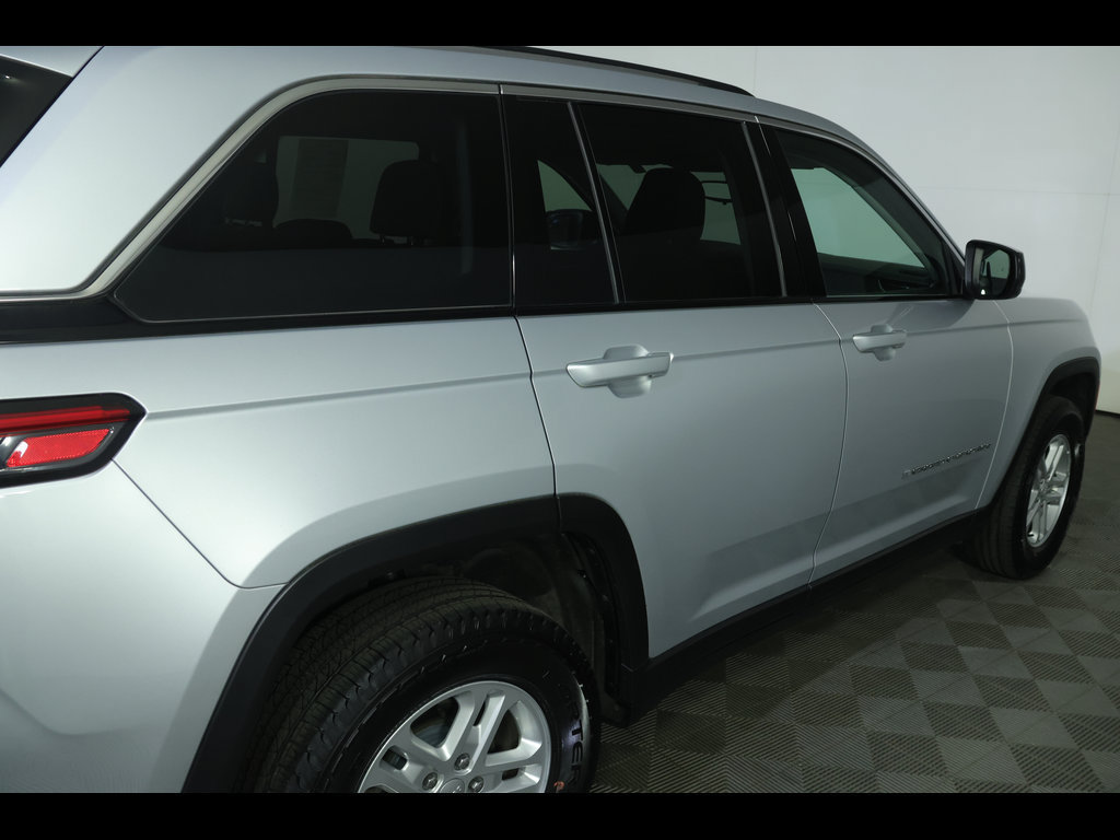 Used 2023 Jeep Grand Cherokee Laredo w/ Luxury Tech Group I AWD/4WD image 19