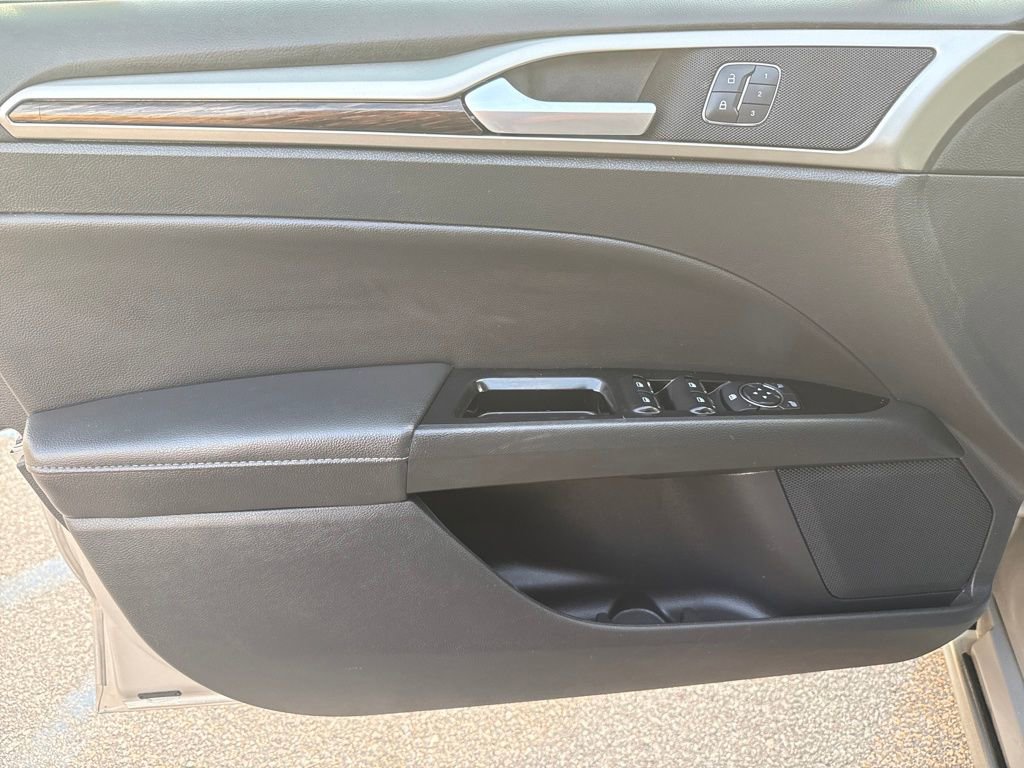 Used 2015 Ford Fusion SE w/ Equipment Group 202A image 14