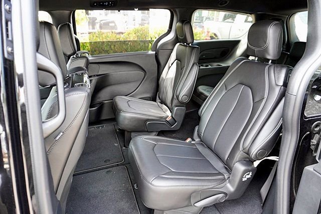 New 2026 Chrysler Pacifica Select AWD/4WD image 19