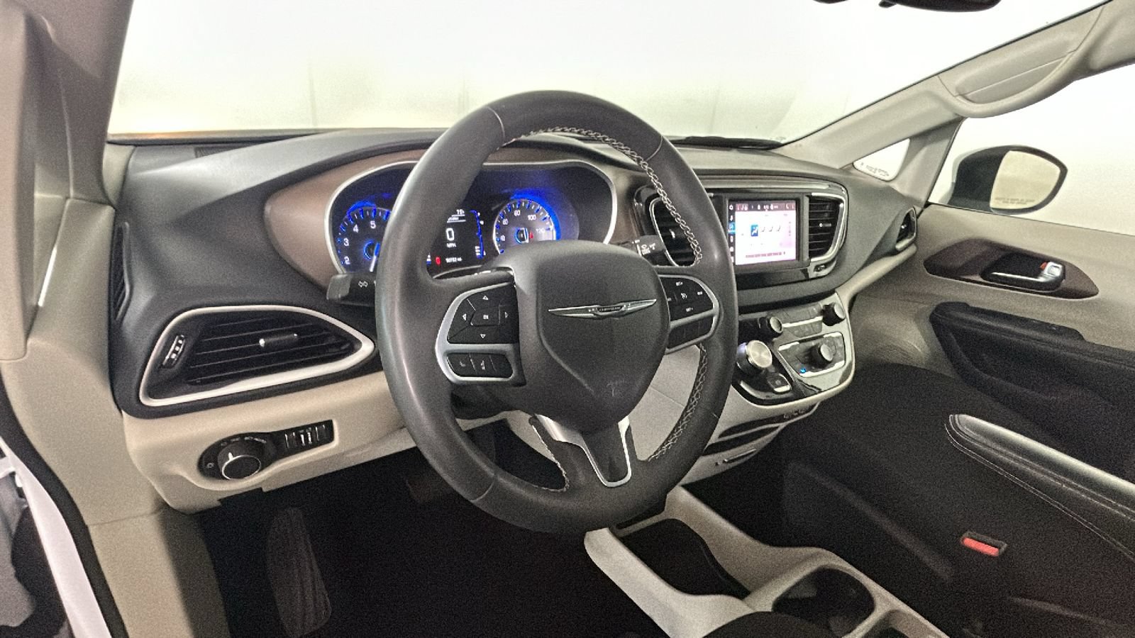 Used 2023 Chrysler Voyager LX FWD image 15