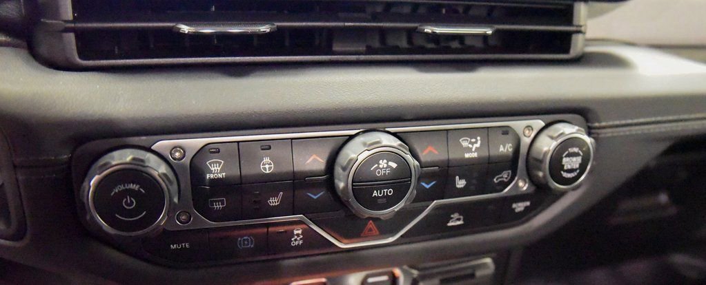 Used 2024 Jeep Wrangler Unlimited Sahara w/ Technology Group image 18