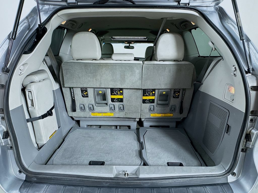Used 2013 Toyota Sienna XLE FWD image 32
